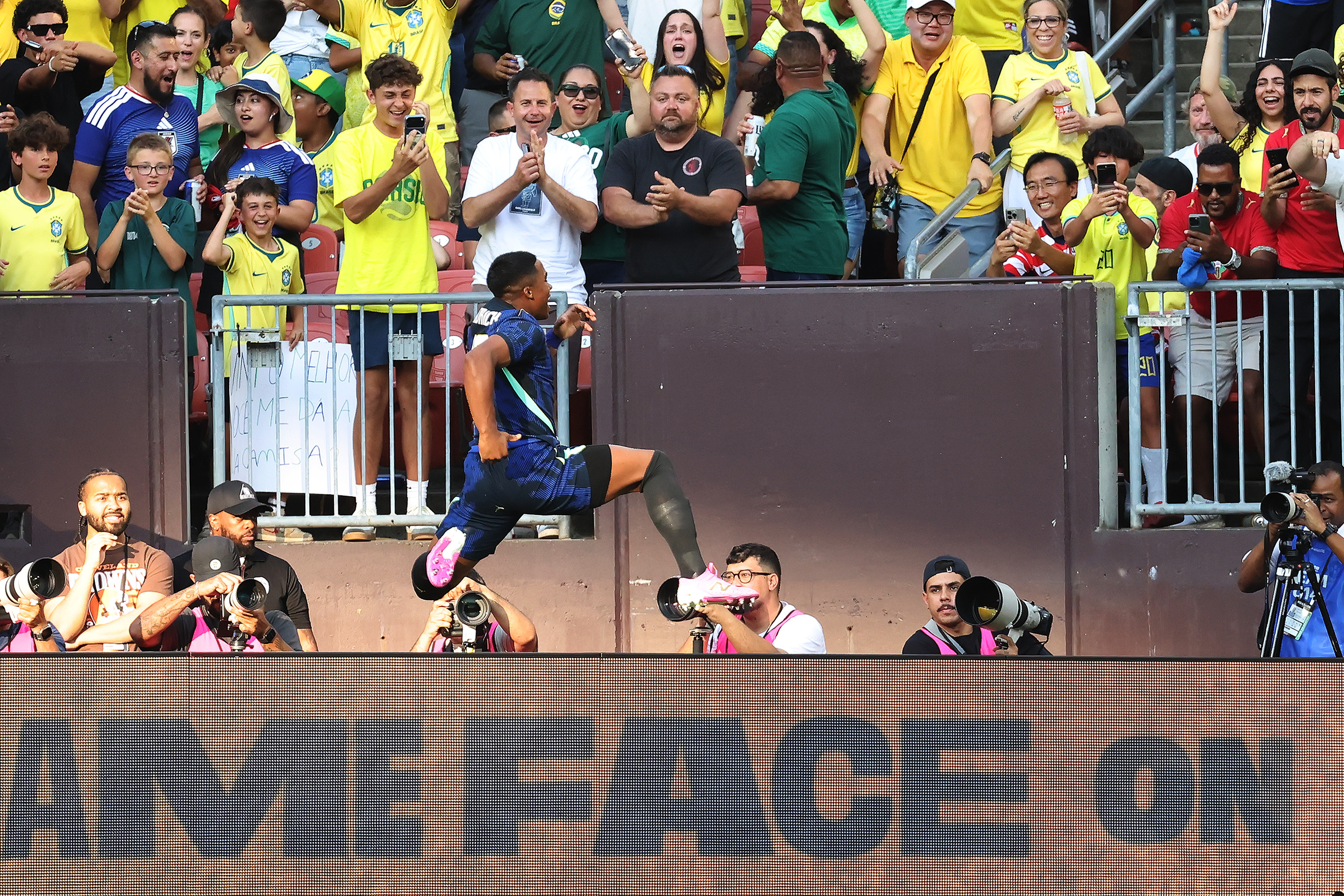 Endrick celebra un gol con la selección de Brasil